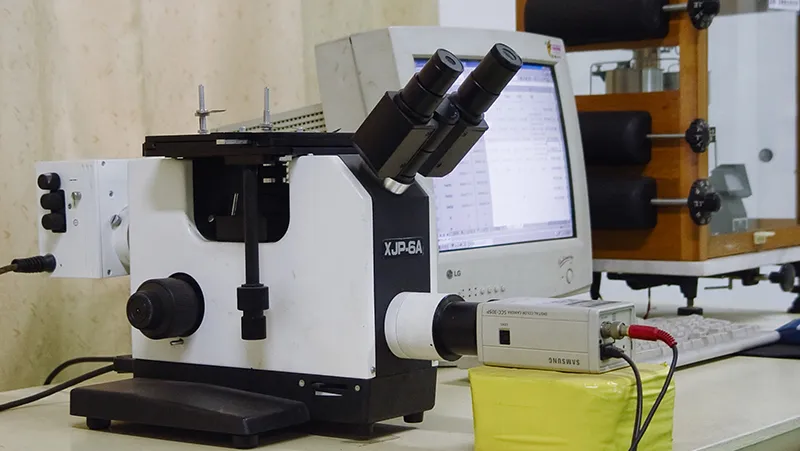 Microscopio metalográfico e instrumento de análisis de imágenes